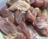 鶏モモ肉とコンニャクの味噌煮作り方1写真