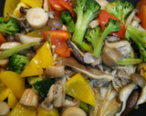 色々きのこと彩り野菜のバター醤油炒め☆作り方8写真