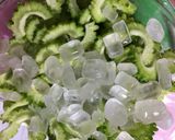 生のゴーヤを切って調味料に入れちゃうだけ作り方1写真