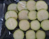 ズッキーニのレンチン肉味噌チーズ♥作り方1写真