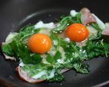 家呑みにチーズと三つ葉でベーコンエッグ作り方1写真