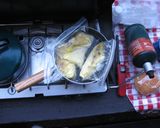 キャンプの朝食。バッグで茹でオムレツ作り方4写真