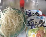 ワンポッドで簡単に☆ピリ辛もやしラーメン作り方1写真