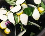 夏野菜とチキンのスパイシーカレースープ作り方1写真