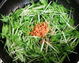 鮭フレーク＆水菜のかんたんサッと炒め作り方1写真
