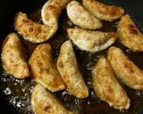 餃子の皮でケチャップライス包み揚げ！作り方3写真
