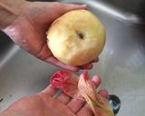 スプーンを使う桃のむき方作り方4写真