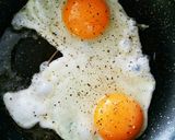 ちょい足しで☆刺激的な目玉焼き♡作り方1写真