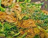 シャキシャキ蓮根と春菊の梅ソテー♪作り方2写真