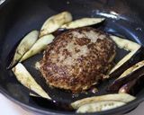 夏野菜と一緒に食べるガーリックハンバーグ作り方10写真