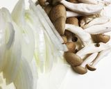 玉ねぎとわかめの梅しょうが炒め作り方1写真