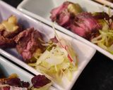 白髪ねぎ添えて♪焼きナスの牛タタキロール作り方7写真