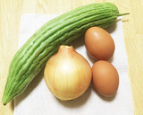夏にはコレ！ゴーヤと玉ねぎと卵の炒め物作り方1写真