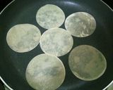 お酒のおつまみ❤餃子の皮で即席ピザ作り方3写真