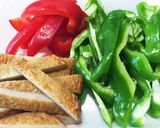 ピーマンと丸天の胡麻ドレ炒め♫作り方1写真