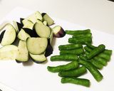 鶏肉とナスとオクラの甘味噌炒め作り方1写真