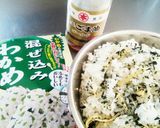 わかめと生姜が効いてる♪ごま油おにぎり作り方1写真