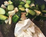 サッパリ！胡瓜と鶏ムネ肉のニンニク塩炒め作り方4写真