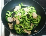 夏にぴったり！ゴーヤチャンプル焼きうどん作り方1写真