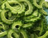 ゴーヤと粒コーンの麺つゆ炒め作り方1写真