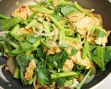 夕食に♪鶏ミンチとつるむらさきの味噌炒め作り方4写真