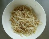 レンジで簡単☆ご飯のお供に・無限もやし。作り方2写真