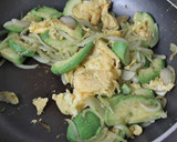昼夕♪とろフワなアボカドと卵の炒め物作り方5写真
