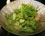 【男の料理】鮭の中骨缶でパクチー鍋作り方3写真