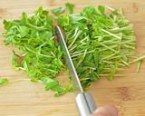 半熟卵がとろ〜り♪豆苗と落とし卵のみそ汁作り方1写真