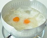 半熟卵がとろ〜り♪豆苗と落とし卵のみそ汁作り方2写真