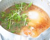 半熟卵がとろ〜り♪豆苗と落とし卵のみそ汁作り方3写真