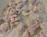 里芋としめじと鶏ももの甘辛煮。作り方1写真