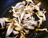 里芋としめじと鶏ももの甘辛煮。作り方3写真