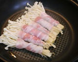 簡単！エノキの肉巻きの梅すき焼き作り方2写真