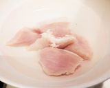 ⁂糖質制限⁂鶏胸肉のオクラと梅ダレかけ作り方1写真