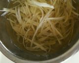 麺つゆ氷でひらひらごぼうの味噌マヨうどん作り方2写真