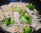 簡単！豚もやしブロッコリーの蒸し焼き作り方2写真