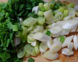 ヘルシー!茹で鶏♪ネギとニラのピリ辛タレ作り方1写真