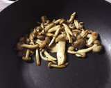 しめじと焼き鳥缶のずぼら炒め作り方1写真