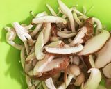 かいわれ大根とキノコのレンチンサラダ作り方1写真