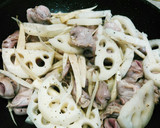 簡単☆砂肝と根菜のピリ辛炒め　蓮根入り✨作り方3写真