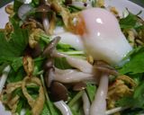 ★温泉卵入り水菜＆きのこ＆油揚げサラダ★作り方5写真