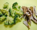 レンジで簡単！ブロッコリーと舞茸炒め作り方1写真