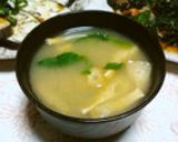 つるむらさきと餅巾着（練物で）のお味噌汁作り方4写真