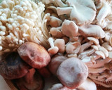 旨み◎ヘルシー♪鶏入り和風きのこスープ作り方1写真