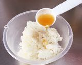 材料4つ!簡単!!ごま油おむすび作り方3写真