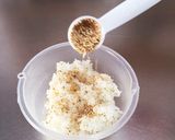 材料4つ!簡単!!ごま油おむすび作り方4写真