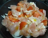 新玉ねぎとトマトと鶏むね肉の蒸し炒め作り方3写真