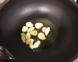 簡単！豚バラと豆苗のニンニク塩炒め作り方2写真
