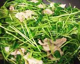 簡単！豚バラと豆苗のニンニク塩炒め作り方4写真